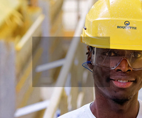 Un employé de Roquette portant un casque jaune
